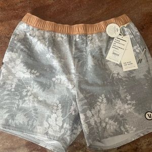 NWT Vuori Cape Short Light Grey Vintage Leaf Size L